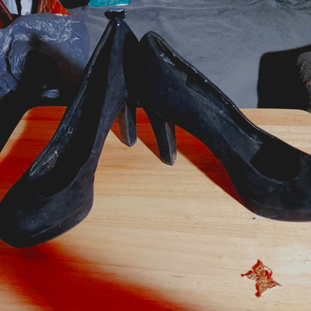 Black Pumps